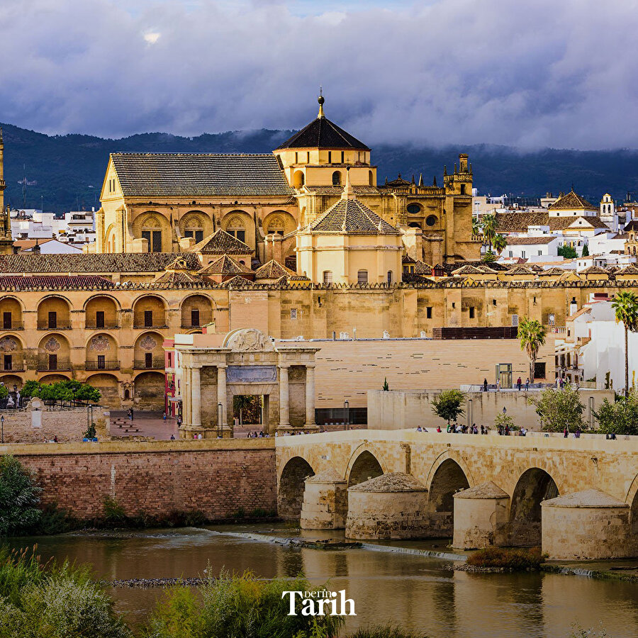 Ortaçağ Avrupası'nı aydınlatan İslâm kandili: Kurtuba