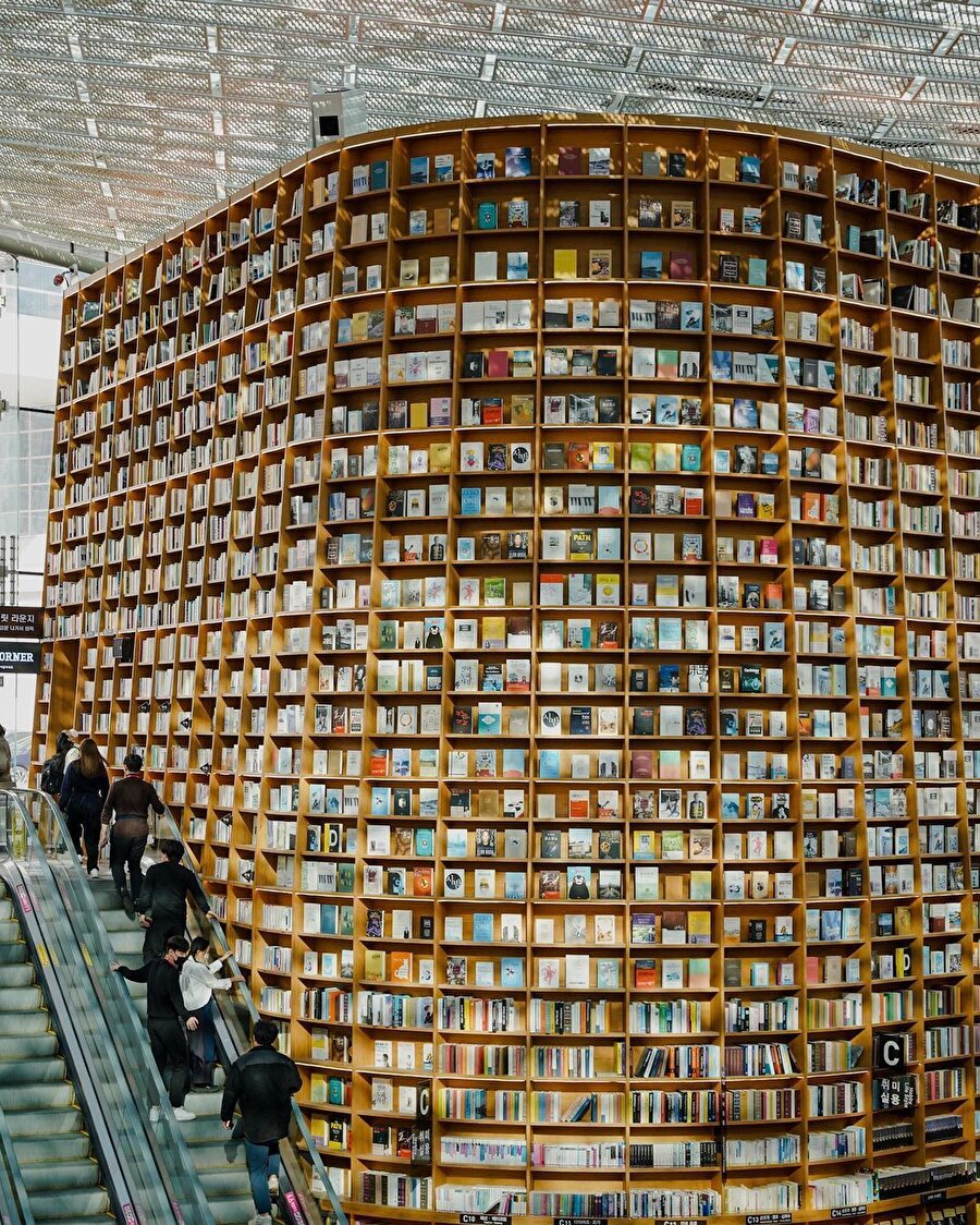 Seul’de halka açık 13 metre yüksekliğinde kütüphane 📚