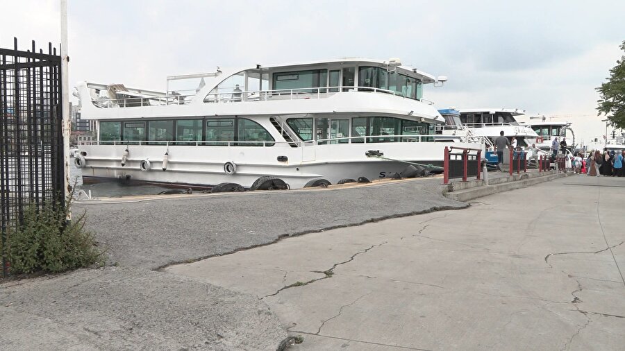 Tekne Galata Köprüsü'ne çarptı