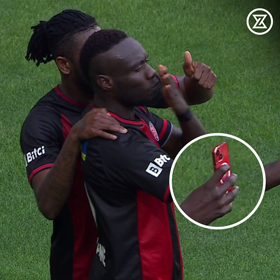 Mbaye Diagne, golünü selfie yaparak kutladı