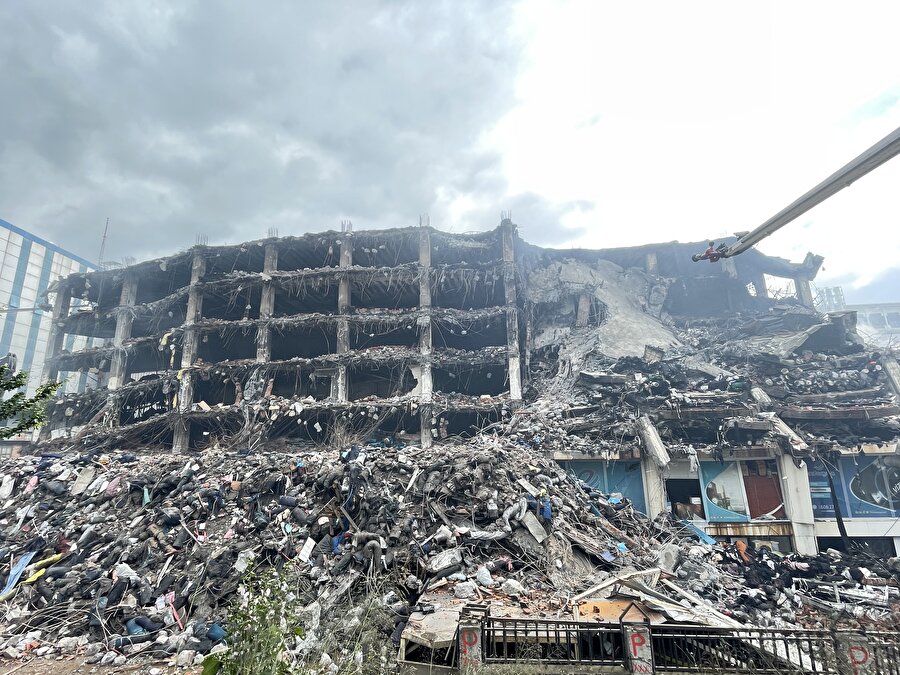 İstanbul'daki fabrika yangını 65 saattir söndürülemiyor