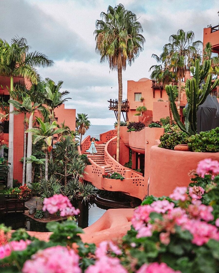 Rengiyle dikkatleri üzerine çeken tatil kompleksi! 