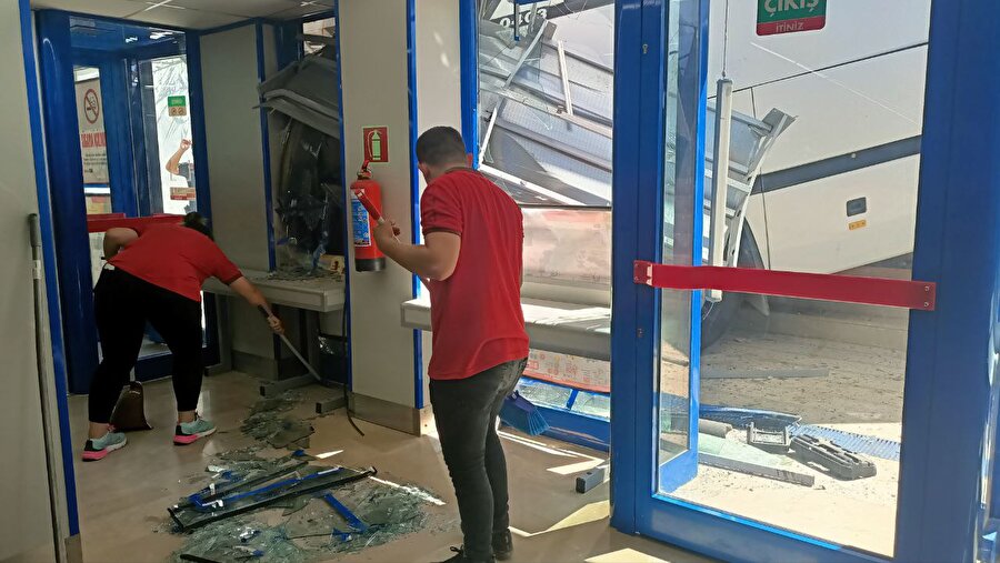 Park halindeki freni arızalandı: Otobüs otomobile çarpıp markete girdi