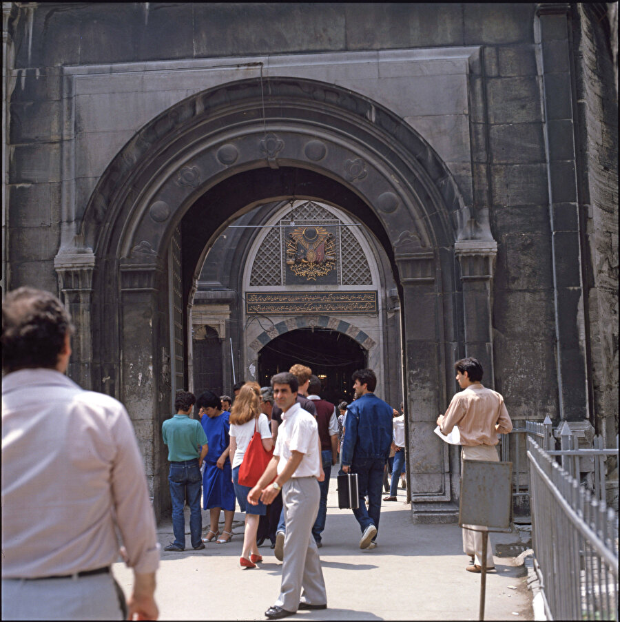 Kitabeler 02: Kapalıçarşı Nuruosmaniye Kapısı 