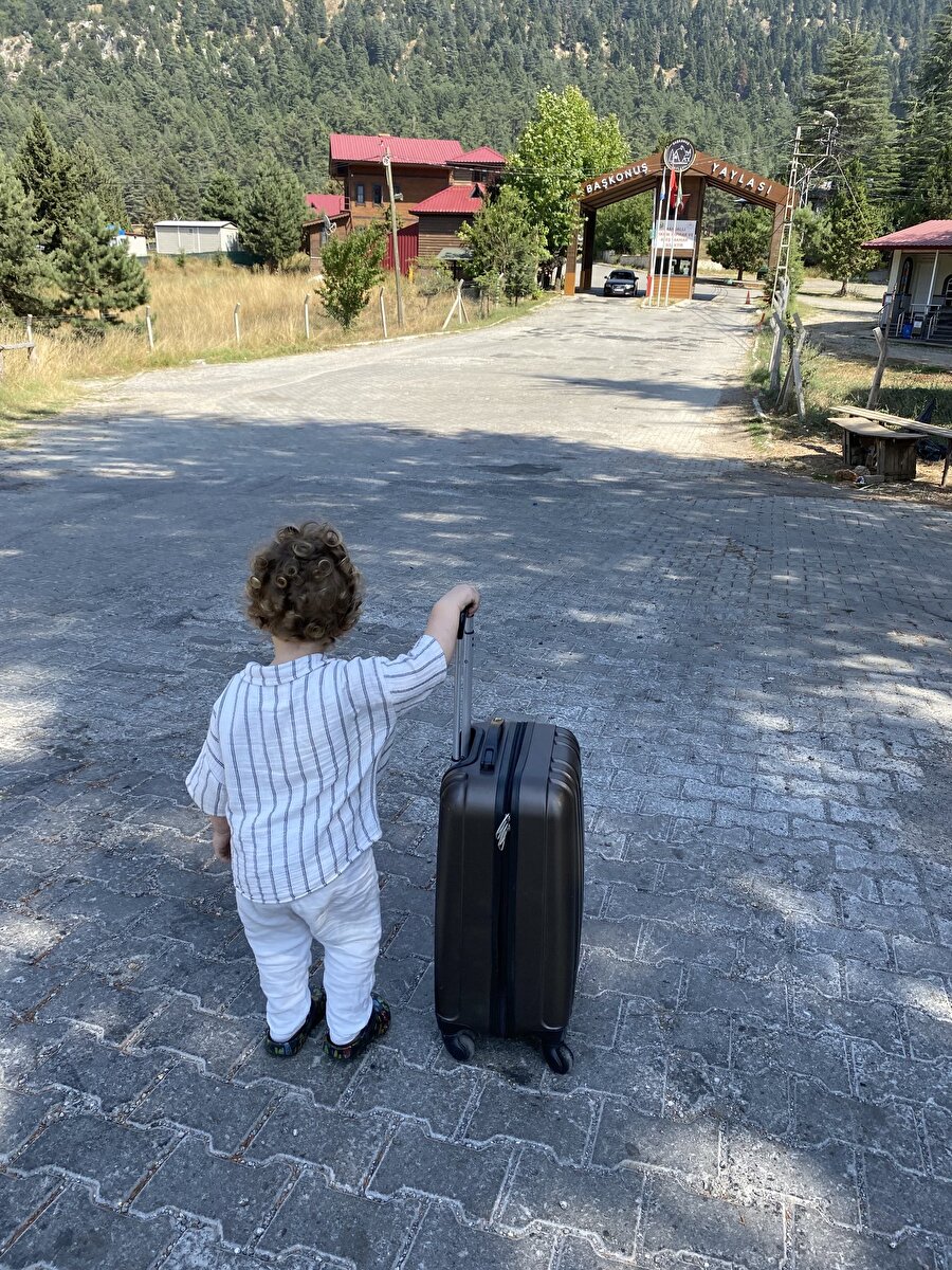Orta boy valizimi çekerken dışardan görünen
