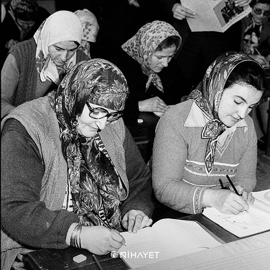 Okuma öğrenen kadınlar