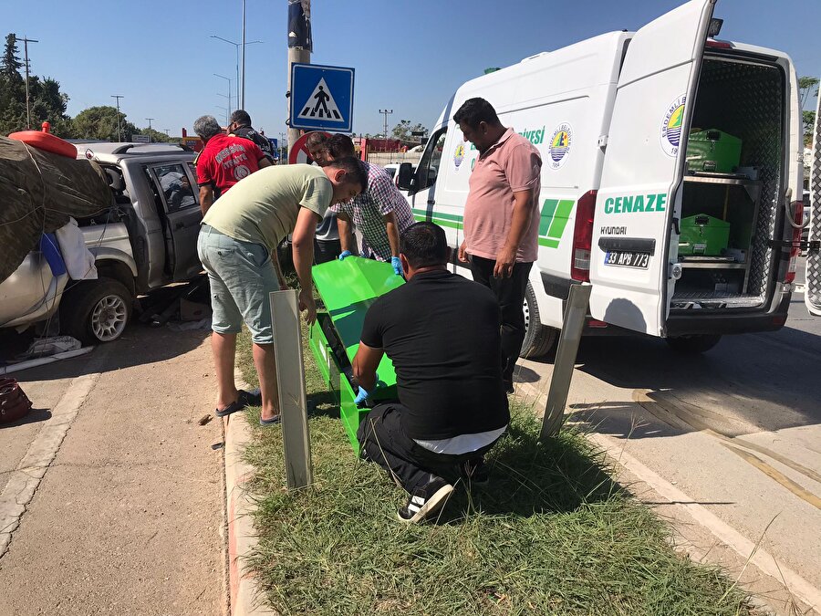 Çöp kamyonu ve kamyonet kaza yaptı: 4 ölü, 4 yaralı