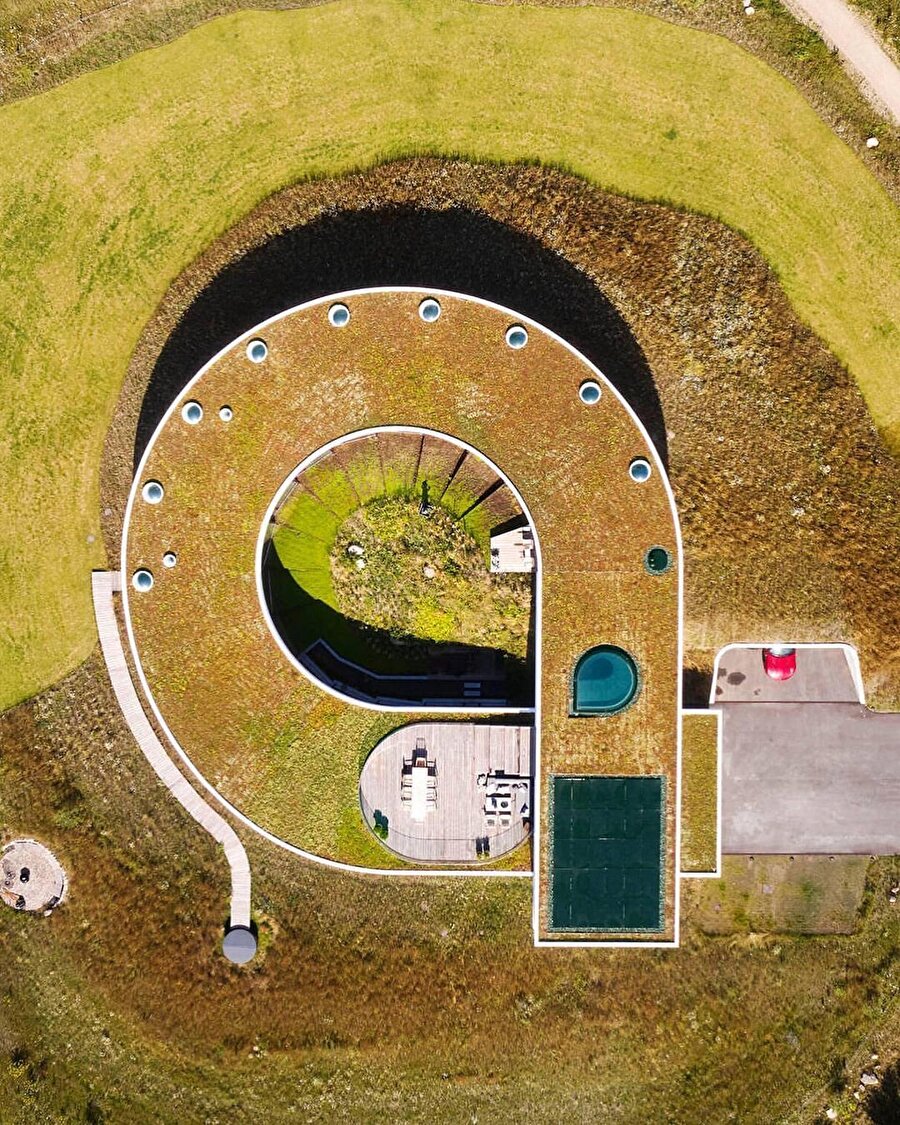 İçerisinde Porsche koleksiyonu yer alan dikkat çeken konut! 