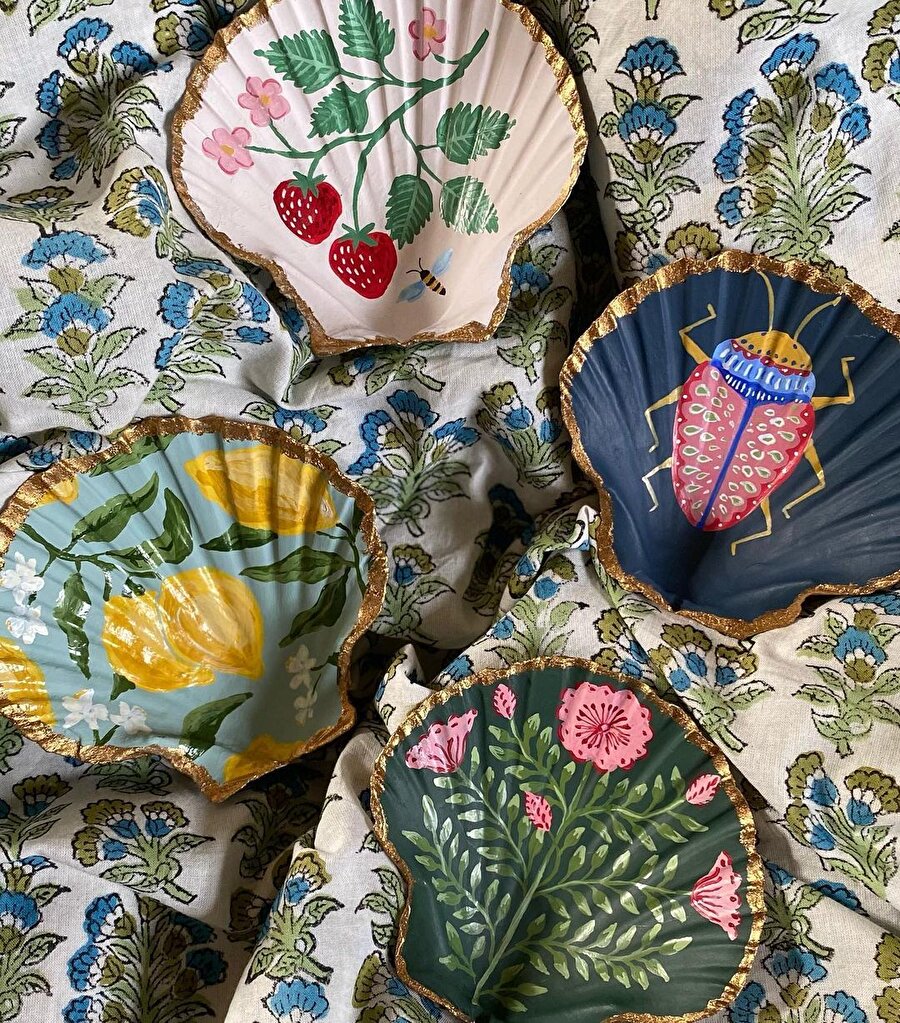 Sanatçı deniz kabuklarını sulu boyayla renklendiriyor 😍