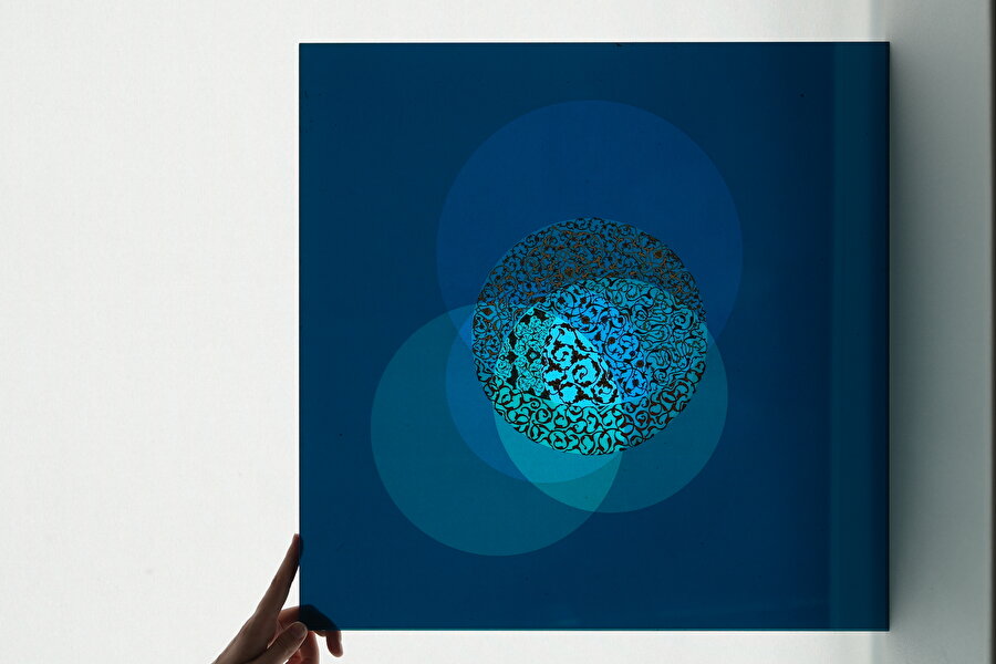 Tezhibin renkli ve şeffaf bir malzemeyle buluşması 