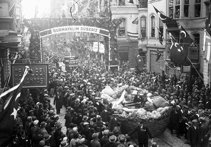 Cumhuriyet için kurulan özel taklar!