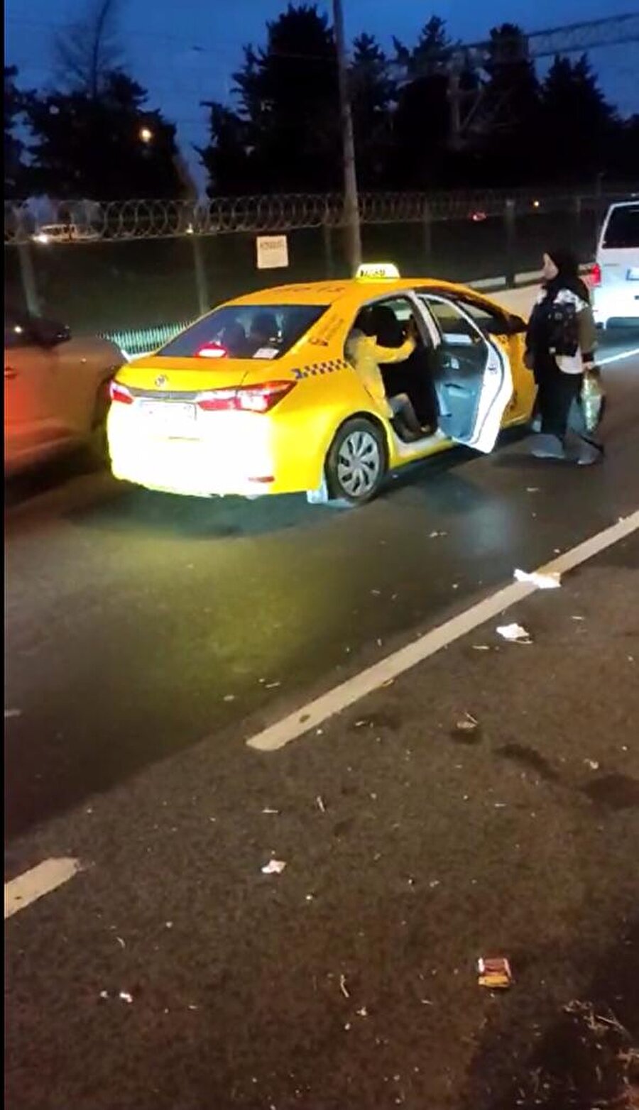 Yolcu seçen taksiciden araçtan inmeyenlere tepki: Alın taksiyi gidin