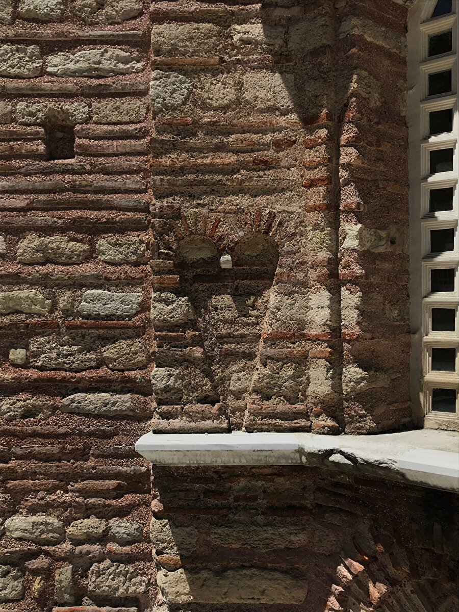 Fenârî Îsâ Camii'nin kalp şeklindeki duvarı