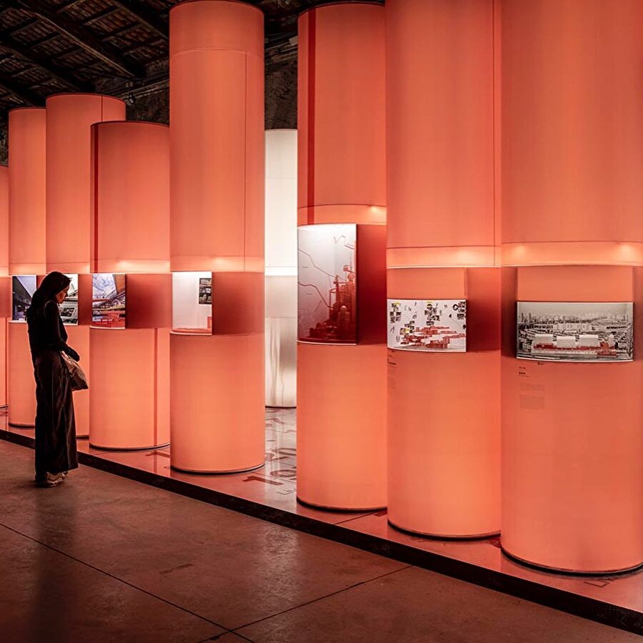 Venedik Bienali'nde dev parşömenler 