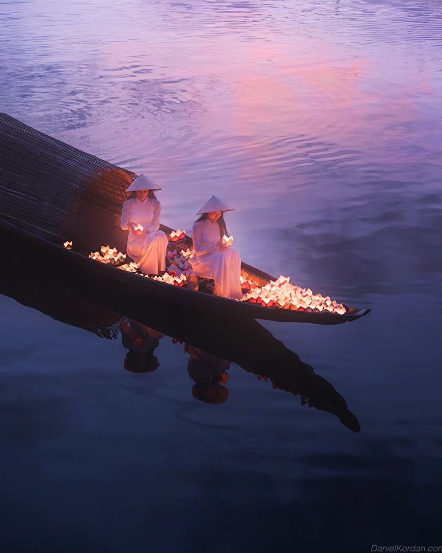 Huong Nehri'nde Mum Çiçeği ritüeli 🕯️