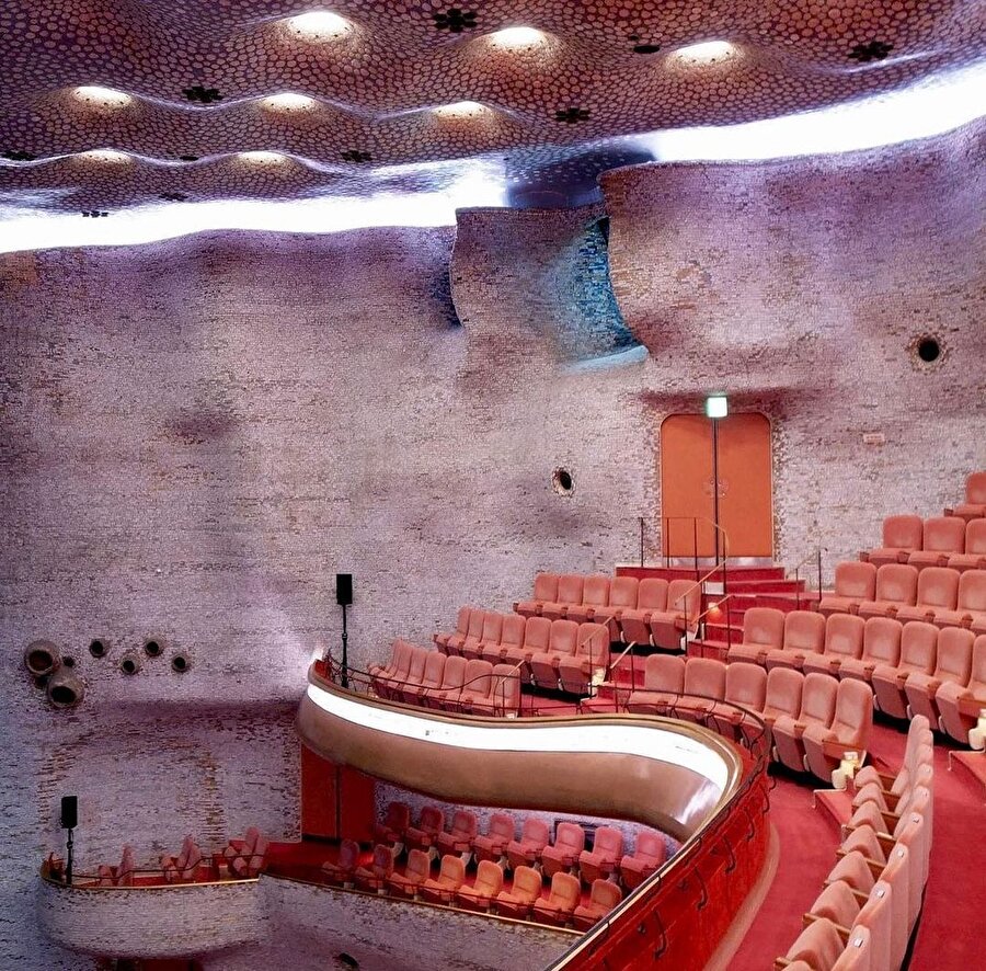 Fantastik tasarımıyla dikkat çeken tiyatro yapısı