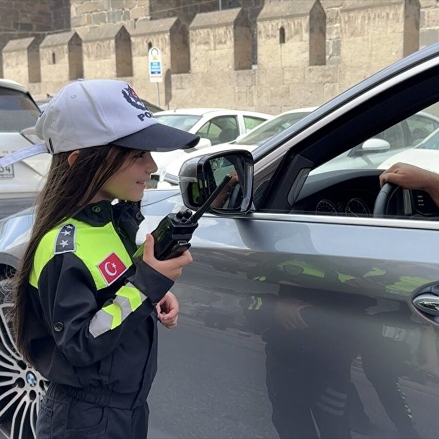 Trafik polisinin tatlılığına bakın