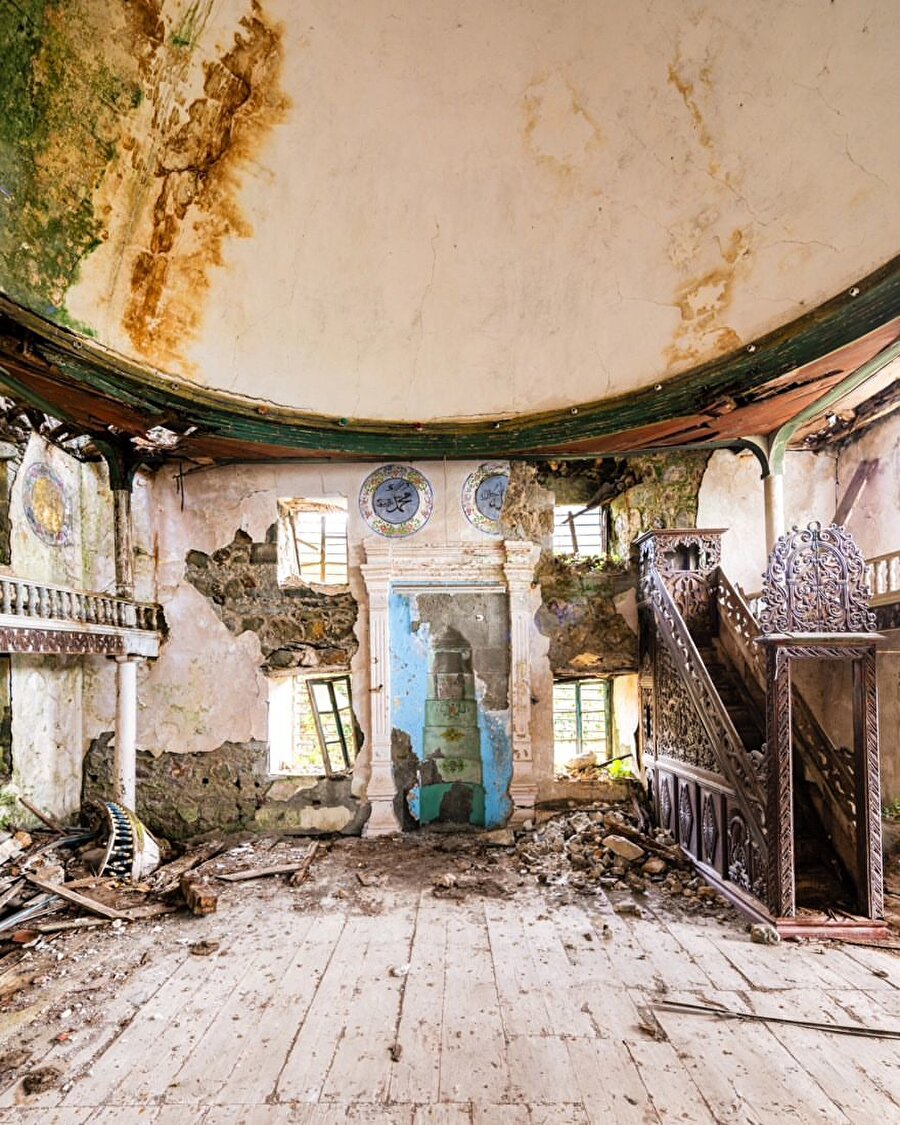  Sanatçı 'Sığınak' serisi için Türkiye’nin terk edilmiş camilerini belgeliyor 🕌