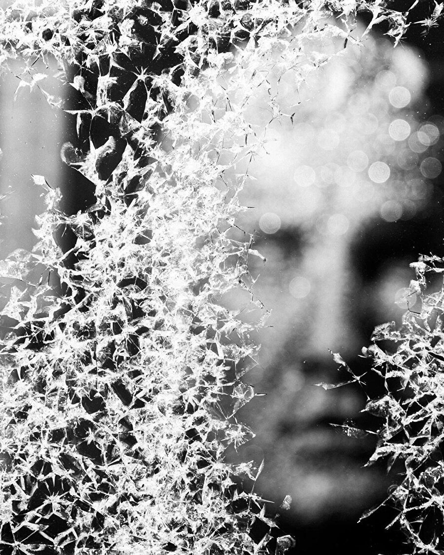 Sanatçı Simon Berger kırdığı camlardan portreler yapıyor ✨