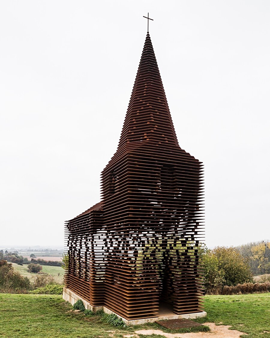 Gerçeküstü bir kilise yapısı