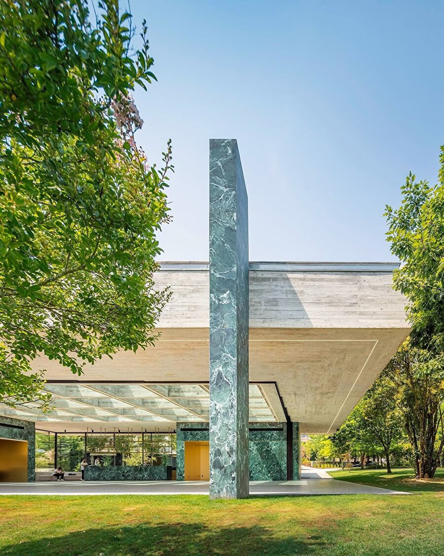 Malzeme ve ölçeğiyle öne çıkan tasarım: Pavilion in the Garden 