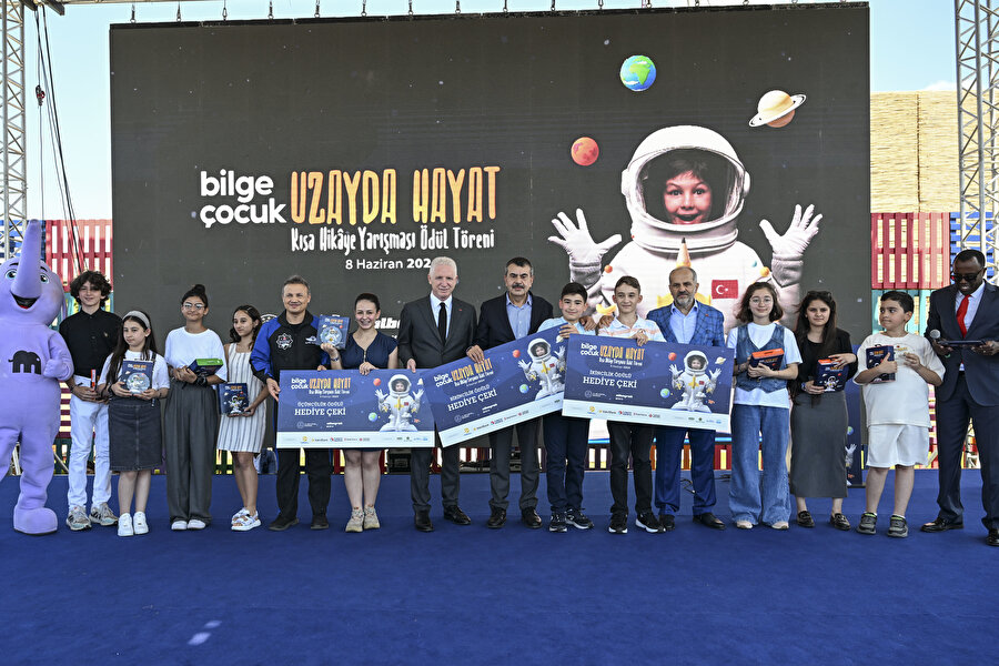 Bilge Çocuk Dergisi'nden 'Uzayda Hayat Kısa' Ödül Töreni: Bakan Tekin ve Alper Gezeravcı 6 bin çocukla bir araya geldi