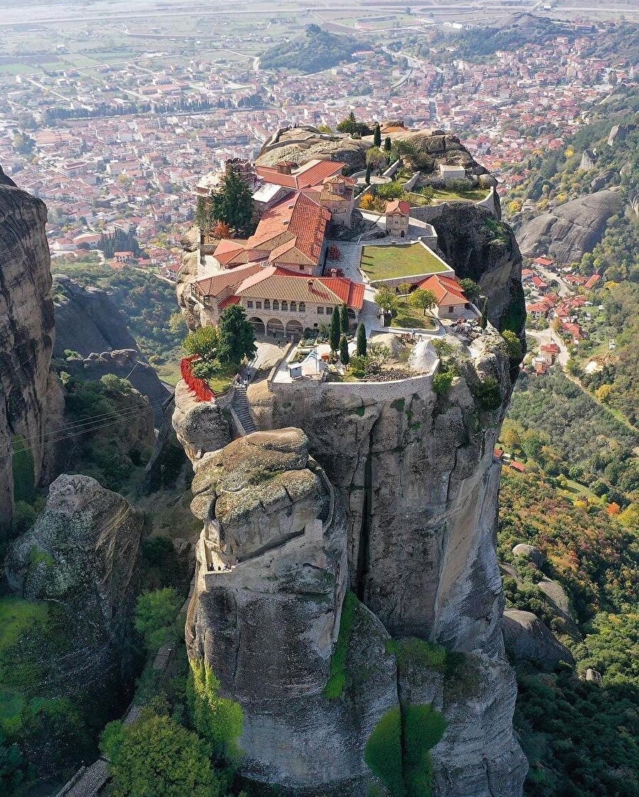 300 metre yüksekliğe ulaşan Meteora Manastırları