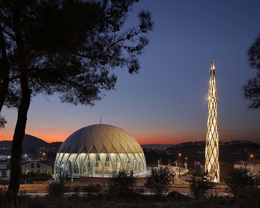 İzmir Güzelbahçe'de yer alan cami tasarımı: Atiye-Ali Çiçek Camii