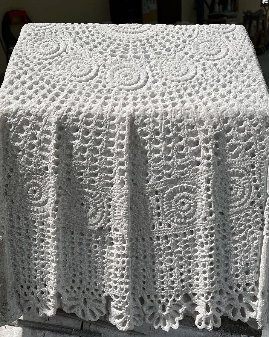 Dantel dedirten mermer heykel 