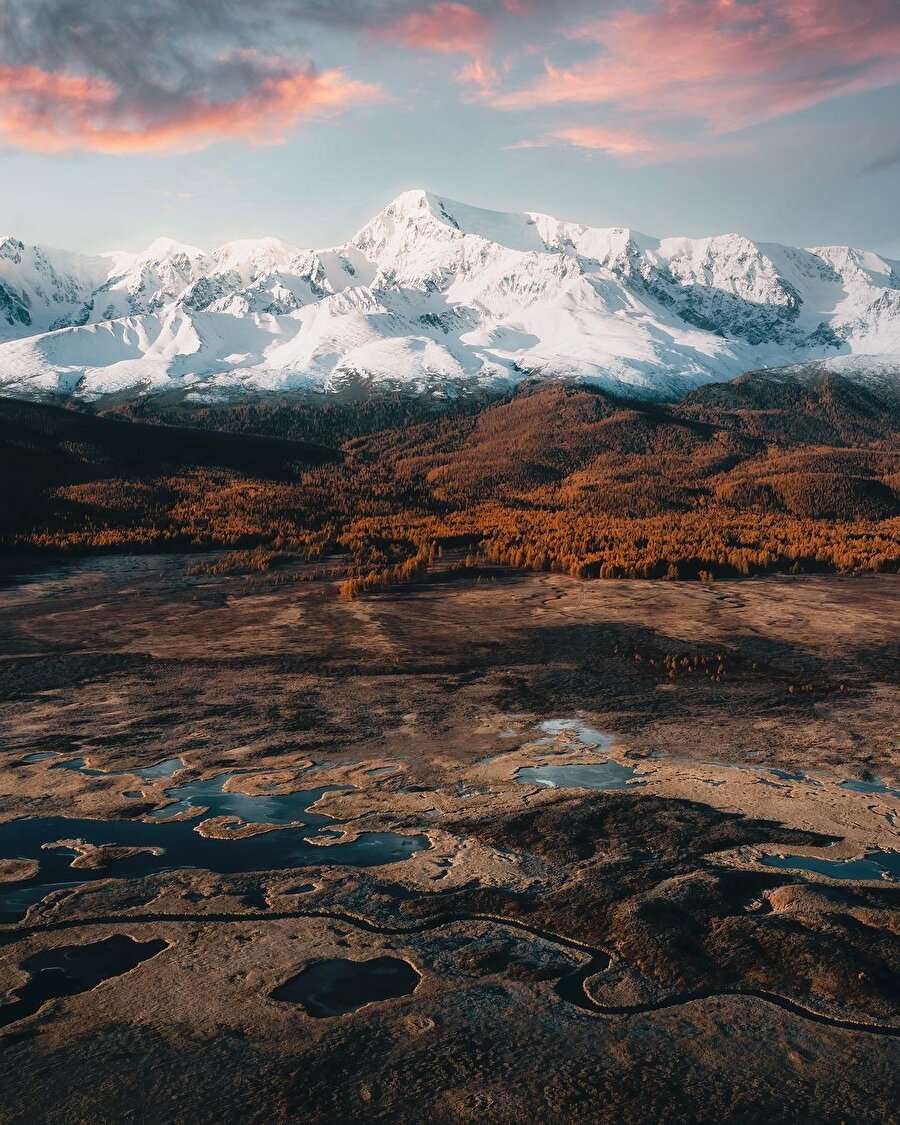 Zirveleri kar ve buzullarla kaplı Altay Dağları 🏔️