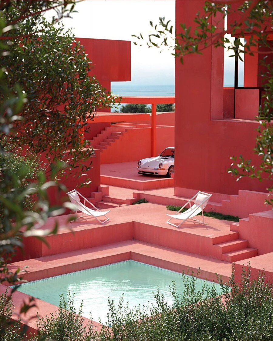 Akdeniz kıyılarının en göz alıcı yapılardan biri: La Muralla Roja