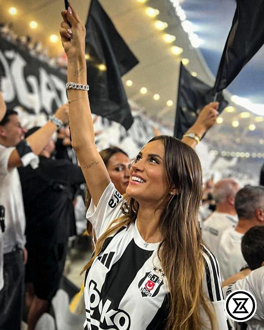 Tribünde sürpriz isim