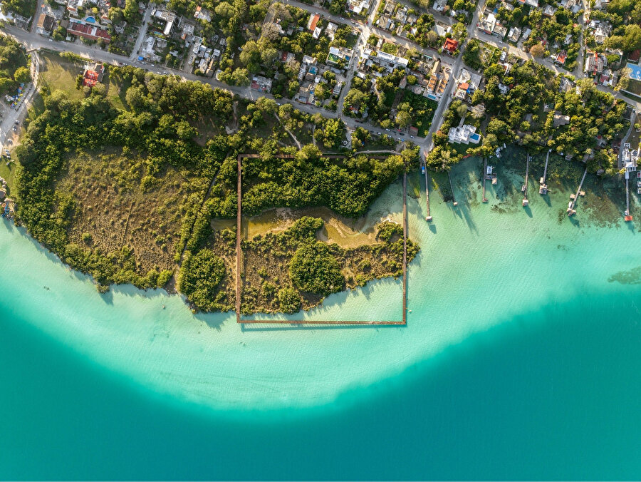 Meksika kıyı gölünde kare biçimli bir iskele: Bacalar Eco-Park 