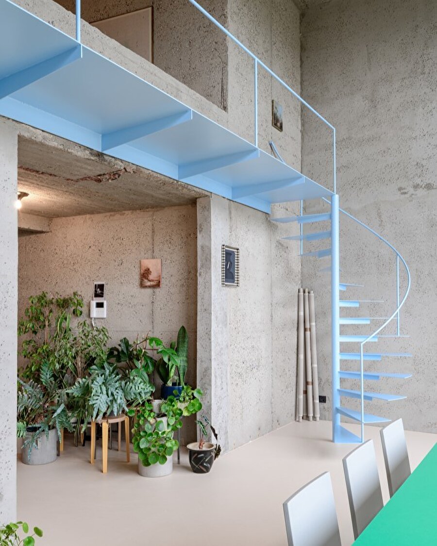 Brütalist kulede yenilenen 230 metrekarelik dubleks daire 