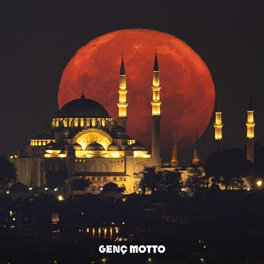 İstanbul'da dolunay manzarası