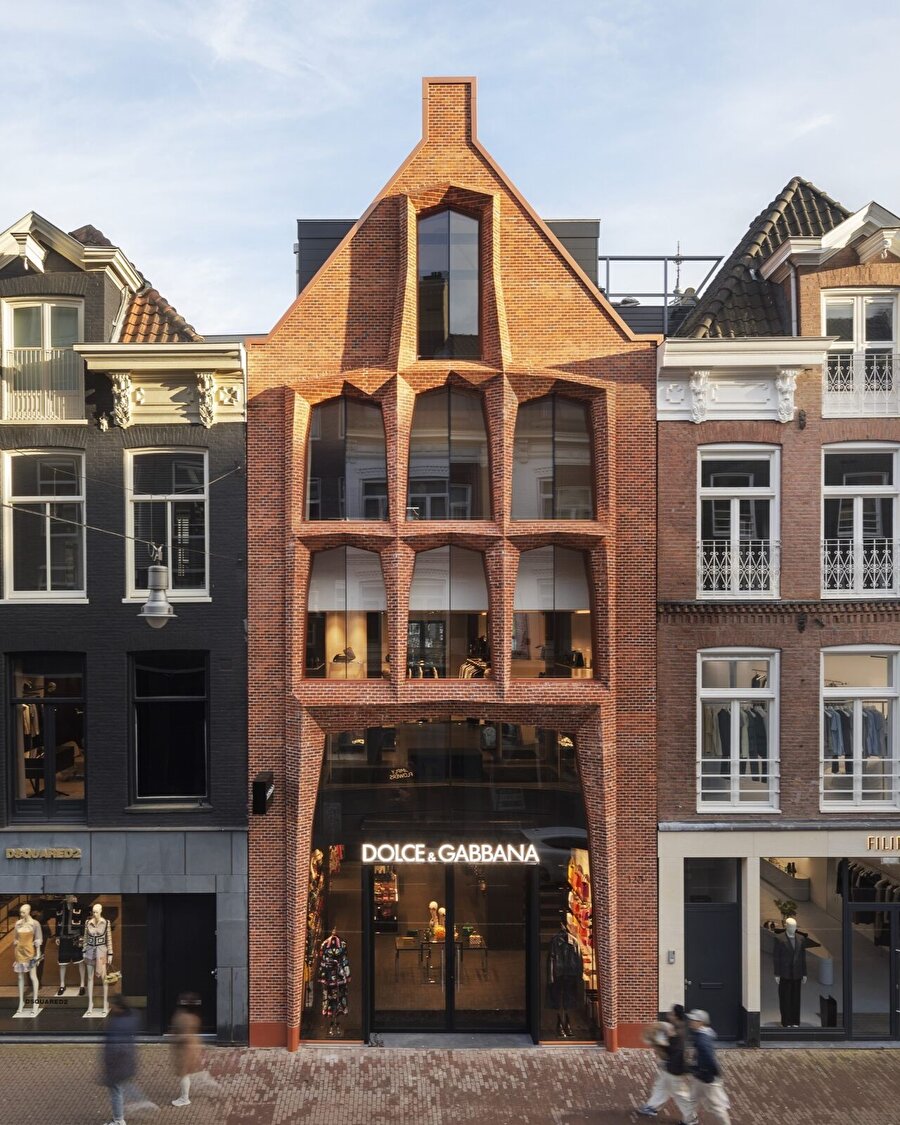 Dolce & Gabbana'nın Amsterdam'daki dinamik cephe tasarımı