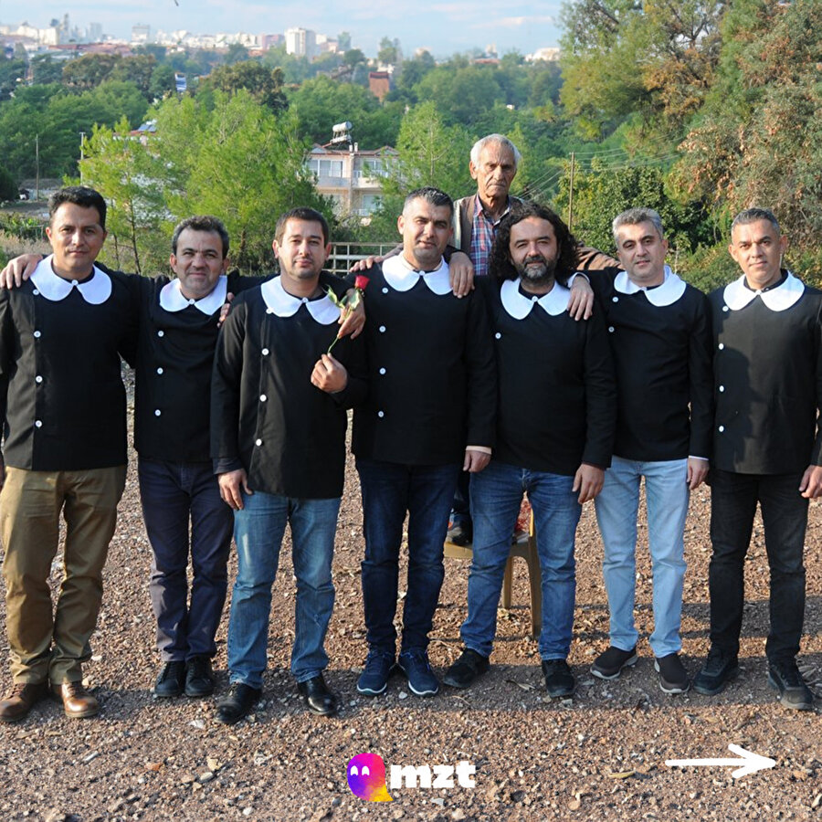 Antalya’da 34 yıl önceki öğretmenlerini önlük giyerek ziyaret eden yedi arkadaş