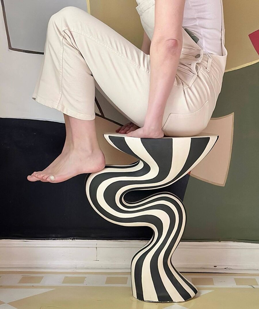 Hem sehpa hem tabure olarak kullanılan el yapımı seramik ürün