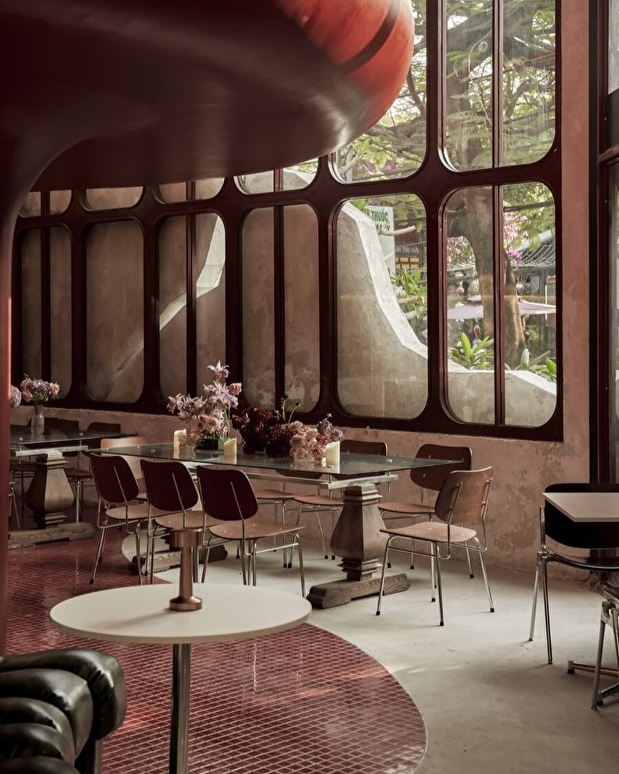 Cesur kırmızı tonları ve retro dokunuşlarıyla Reden Cafe & Bistro 