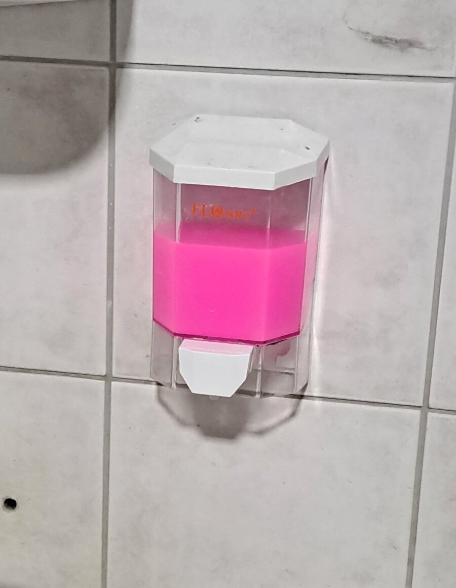 Tuhaf ve rahatsız edicisin