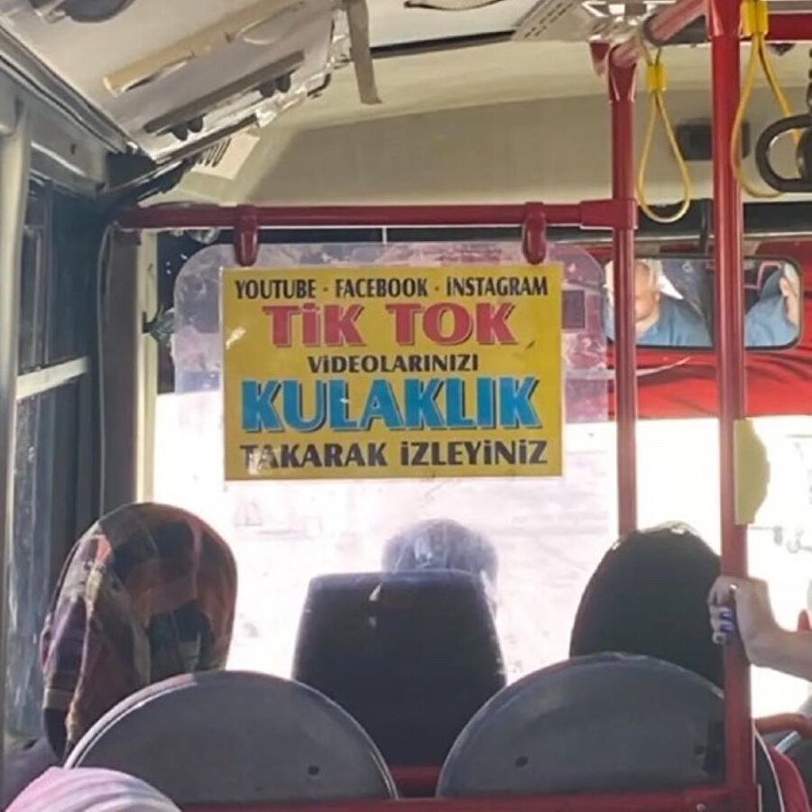 Adana'da bir dolmuş şoförünün aracına astığı yazı