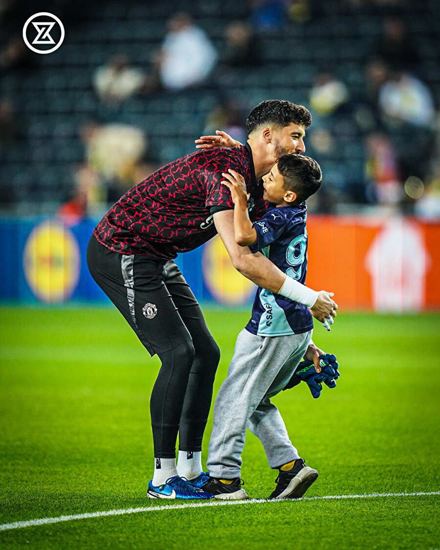 Altay Bayındır ve sahaya giren minik taraftar