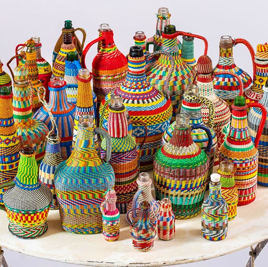 Geri dönüştürülmüş malzemelerden renkli el dokuması desenler.. 