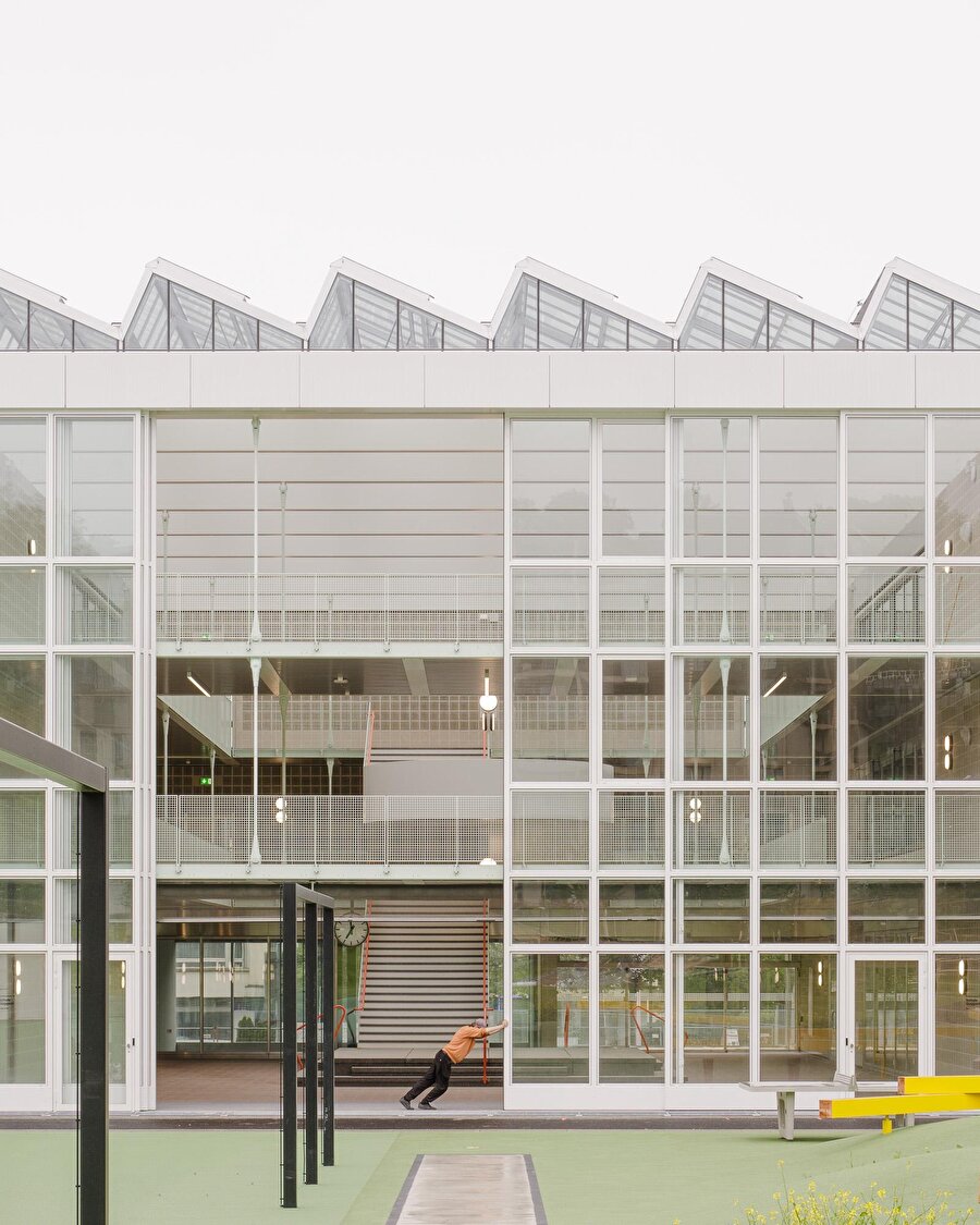 Zürih'te cephesi tamamen açılabilen okul: Guggach 