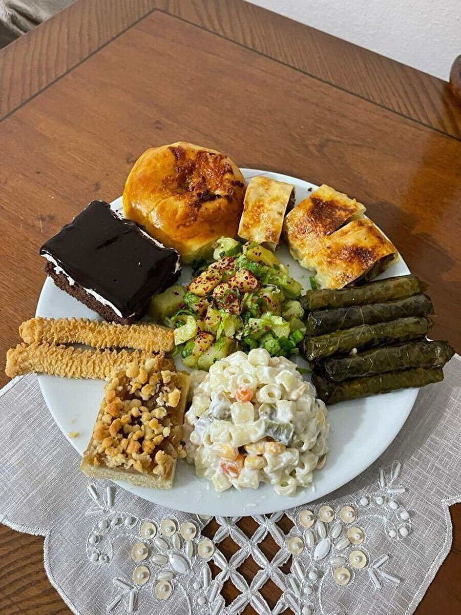 Hayallerimin en güzel köşesini ayırdığım o gün tabağı