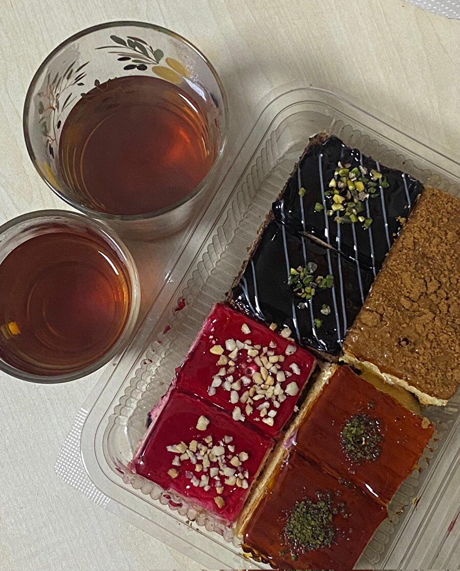 Çayı şekersiz tüketince yanında yediğim tatlılar