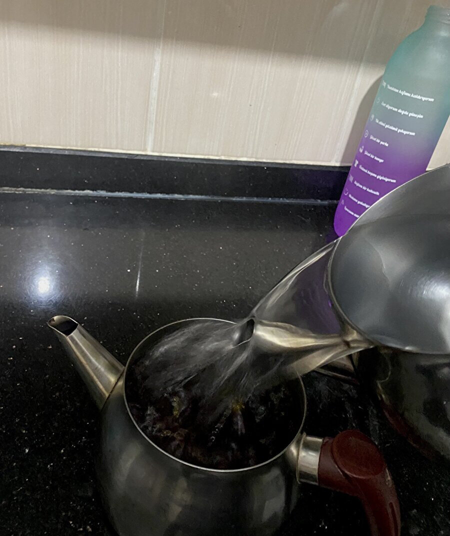 Çayı böyle demlemeyen normal değildir