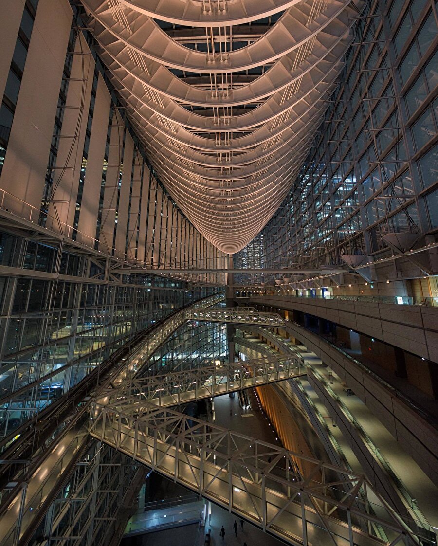 Cam ve çeliğin zarif dansı: Tokyo International Forum 📍