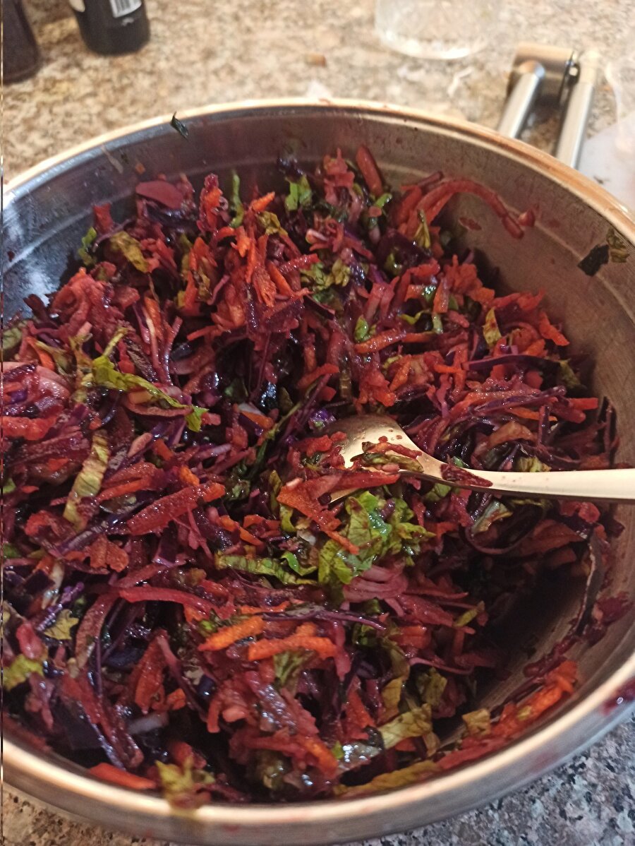 Salata ben lezzetliyim diye bağırıyor