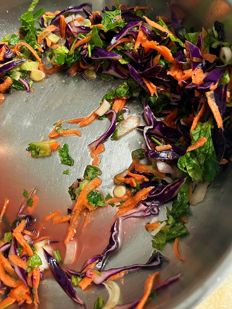 Salata ben lezzetliyim diye bağırıyor